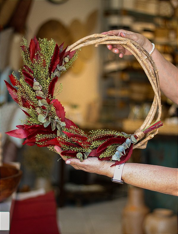 Guirlanda meio arco de Flores Naturais Desidratadas, tons vermelho e verde