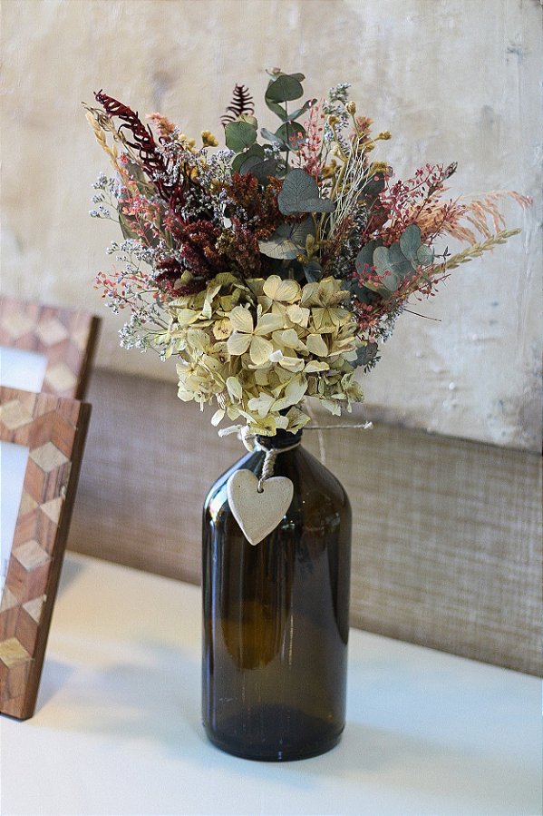 Arranjo hortência + garrafa âmbar