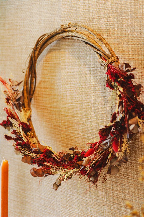 Guirlanda Flores Naturais Desidratadas, tons vermelho e neutro