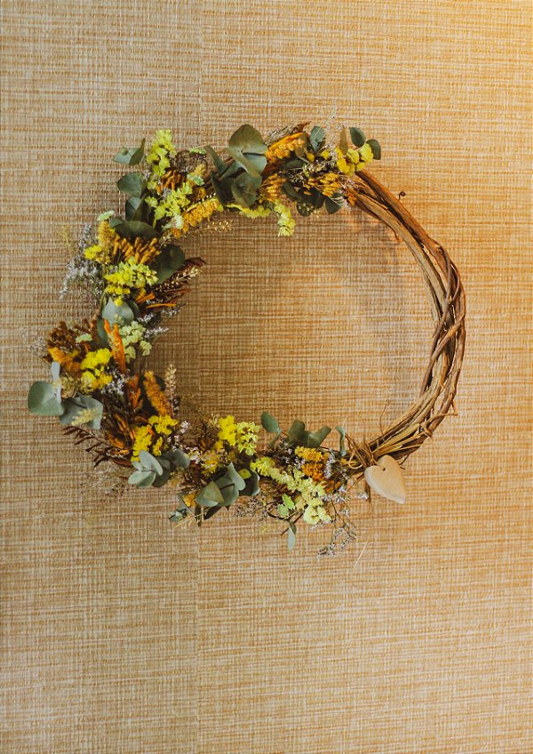 Guirlanda meio arco de Flores Naturais Desidratadas – Tons de Amarelo e Verde