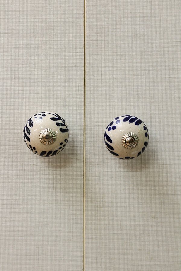 Puxador de Porcelana Off-white com detalhes na cor azul escuro