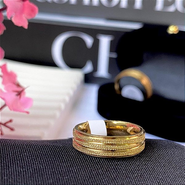 ALIANÇA AÇO INOXIDÁVEL JATEADA DETALHADA DOURADO 6MM - (UNIDADE)