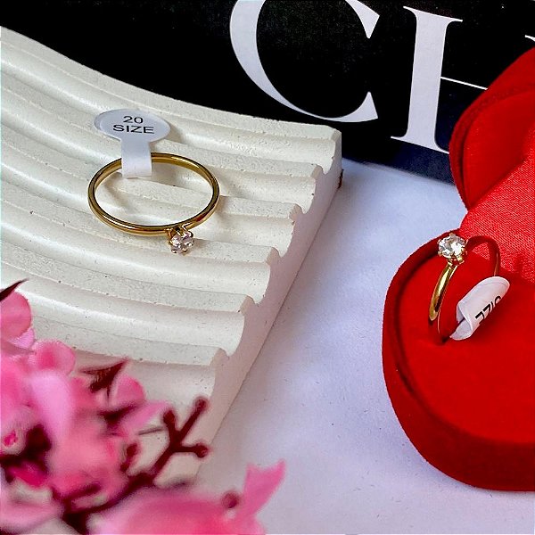 ANEL DE AÇO SOLITÁRIO DOURADO 2MM- PEDRA ZIRCONIA CRISTAL