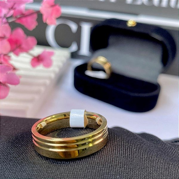ALIANÇA TRADICIONAL AÇO INOXIDÁVEL 6MM QUADRADA COM DETALHE - DOURADO