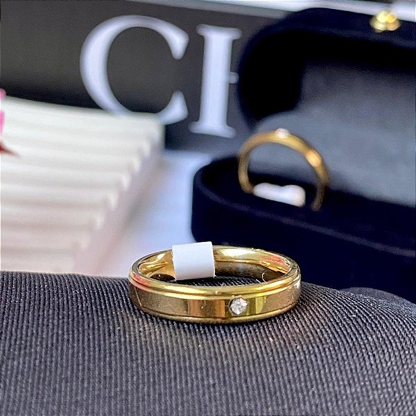 ALIANÇA  AÇO INOXIDÁVEL 4MM QUADRADA COM DETALHE E PONTO DE ZIRCONIA - DOURADO