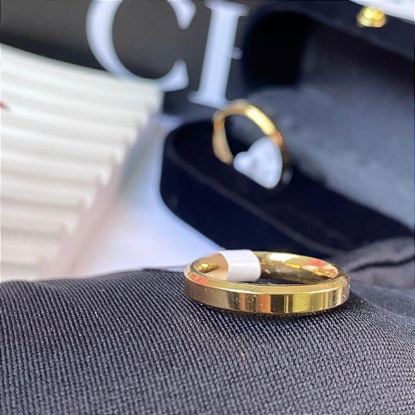 ALIANÇA TRADICIONAL AÇO INOXIDÁVEL 4MM QUADRADA LISA - DOURADO