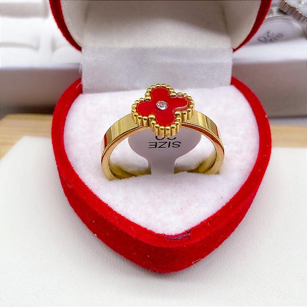 ANEL AÇO INOXIDÁVEL TREVO COM PONTO DE LUZ DOURADO - VERMELHO