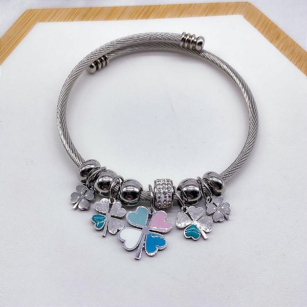 BRACELETE E BERLOQUES  EM AÇO INOX TREVO COLORIDO - PRATEADO