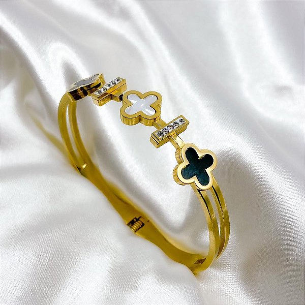 BRACELETE AÇO INOXIDÁVEL TREVO PRETO E PEROLADO CRAVEJADO STRASS- DOURADO