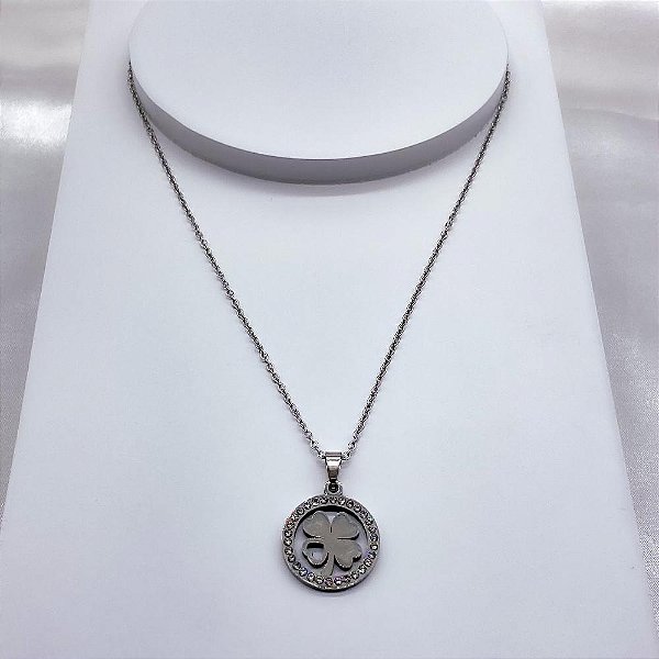 COLAR AÇO INOXIDÁVEL 45CM PINGENTE TREVO VAZADO CRAVEJADO STRASS - PRATEADO