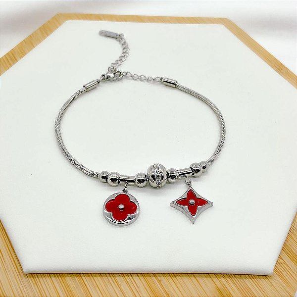 PULSEIRA COM BERLOQUES AÇO INOX  PONTO DE LUZ E TREVO VERMELHO - PRATEADA