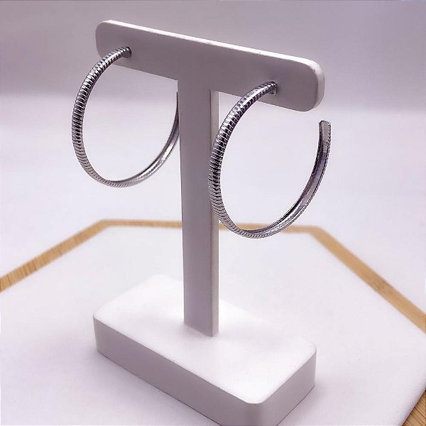 BRINCO  ARGOLA AÇO INOXIDÁVEL COM DETALHES "M" - PRATEADO