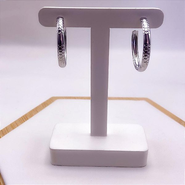 BRINCO  ARGOLA AÇO INOXIDÁVEL COM DETALHES "P"  - PRATEADO