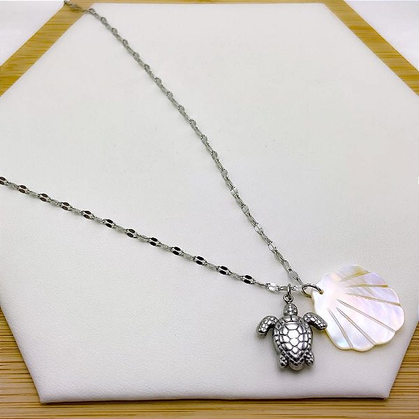 COLAR AÇO INOXIDÁVEL 45CM  CONCHA PEROLADA DOURADO PRATEADO - TARTARUGA MARINHA