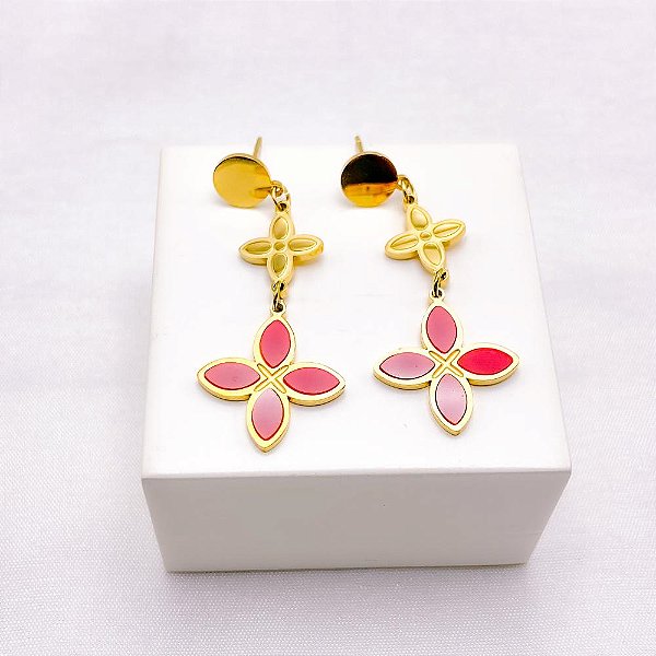BRINCO AÇO INOXIDÁVEL PINGENTE TREVO VERMELHO - DOURADO