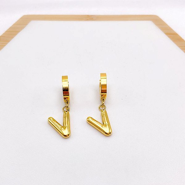 BRINCO ARGOLINHA CLICK AÇO INOXIDÁVEL LETRAS  DOURADO - Modelo:V