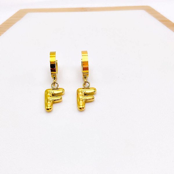 BRINCO ARGOLINHA CLICK AÇO INOXIDÁVEL LETRAS - DOURADO Modelo:F