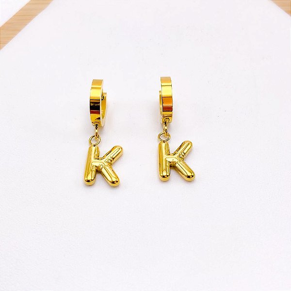 BRINCO ARGOLINHA CLICK AÇO INOXIDÁVEL LETRAS - DOURADO Modelo:K