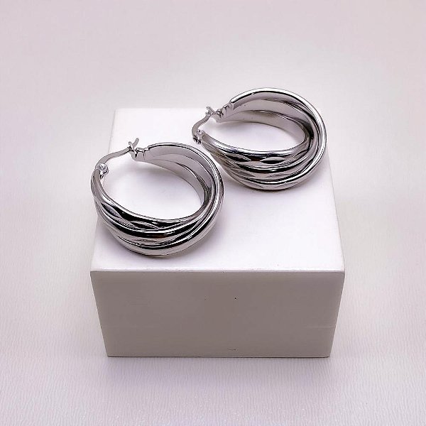 BRINCO ARGOLA AÇO INOXIDÁVEL 3 FIOS COM DETALHES - PRATEADO