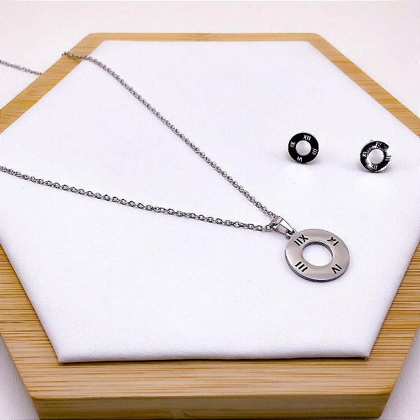 CONJUNTO COLAR  E BRINCO AÇO INOXIDÁVEL ALGARISMOS ROMANOS - PRATEADO