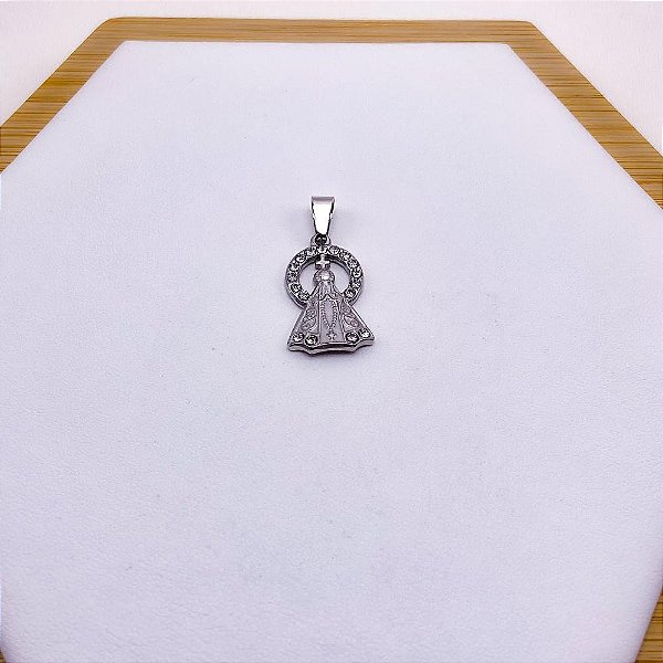 PINGENTE AÇO INOXIDÁVEL NOSSA SENHORA CRAVEJADO PEDRA CRISTAL - PRATEADO