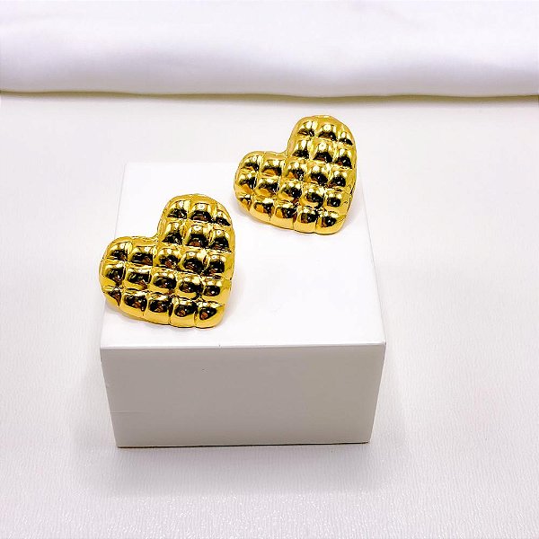 BRINCO AÇO INOXIDÁVEL CORAÇÃO COM DETALHES EM RELEVO - DOURADO