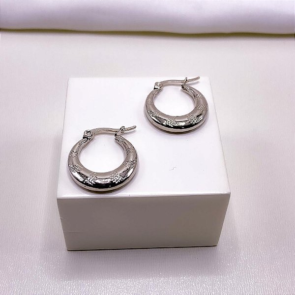 BRINCO AÇO INOX ARGOLA GEOMÉTRICA TRABALHADA  - PRATEADO
