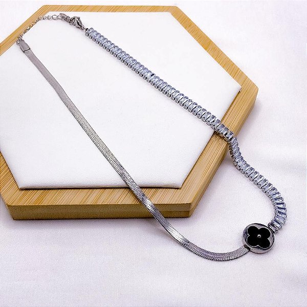 COLAR AÇO INOX FITA E BAGUETE CRISTAL TREVO PRETO - PRATEADO