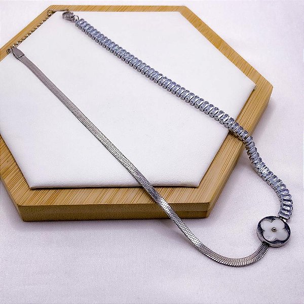 COLAR AÇO INOX FITA E BAGUETE CRISTAL TREVO PEROLADO - PRATEADO