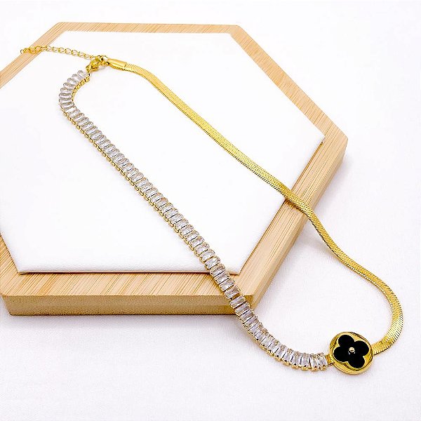 COLAR AÇO INOX FITA E BAGUETE CRISTAL TREVO PRETO - DOURADO