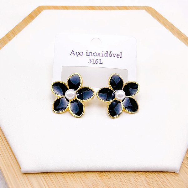 BRINCO AÇO INOX FLOR PEROLA RESINADO DOURADO - PRETO