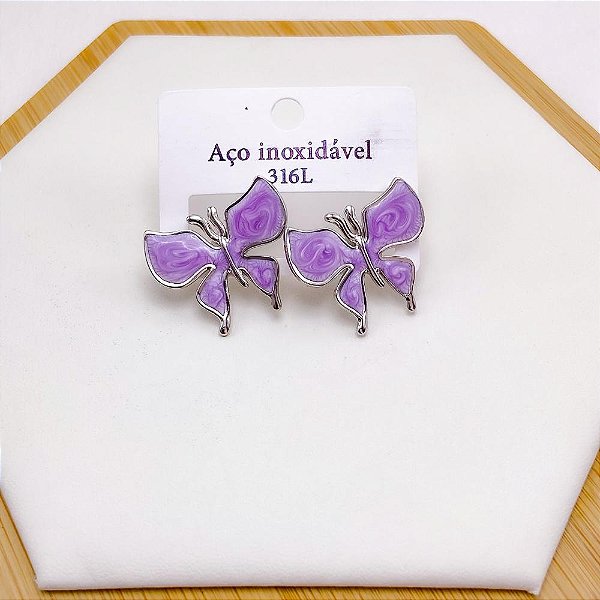 BRINCO AÇO INOX BORBOLETA RESINADO LILÁS - PRATEADO