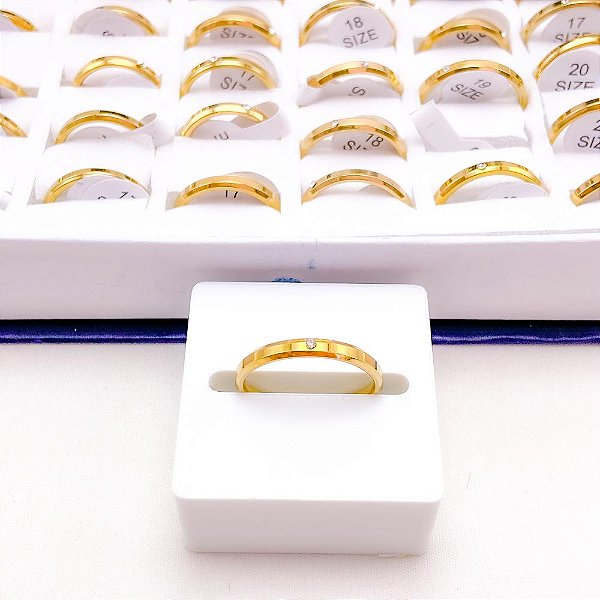 ALIANÇA  AÇO INOXIDÁVEL 3MM CHANFRADA COM PEDRA CRISTAL - DOURADA