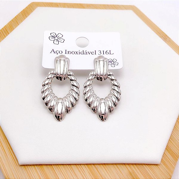 BRINCO AÇO INOXIDÁVEL GEOMÉTRICO COM DETALHES - PRATEADO