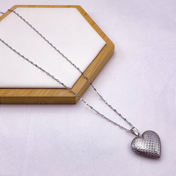 RELICÁRIO AÇO INOXIDÁVEL  55CM CORAÇÃO COM DETALHES - PRATEADO