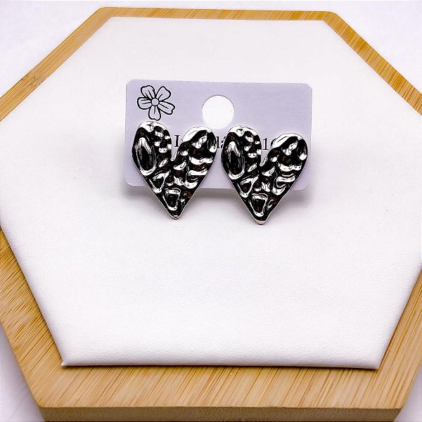 BRINCO AÇO INOX  CORAÇÃO COM DETALHES - PRATEADO