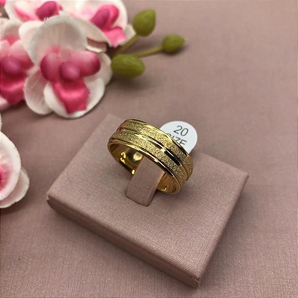 ALIANÇA AÇO INOXIDÁVEL TRABALHADA 6MM - DOURADA (UNIDADE)