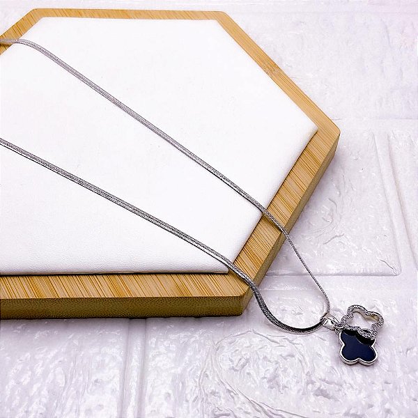 COLAR AÇO INOXIDÁVEL FITA 45CM PINGENTE BANHADO TREVO PRETO - PRATEADO