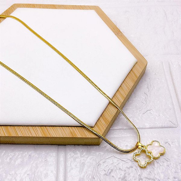 COLAR AÇO INOXIDÁVEL FITA 45CM PINGENTE BANHADO TREVO PEROLADO - DOURADO