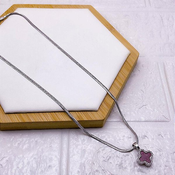 COLAR AÇO INOXIDÁVEL FITA 45CM PINGENTE BANHADO TREVO VERMELHO - PRATEADO