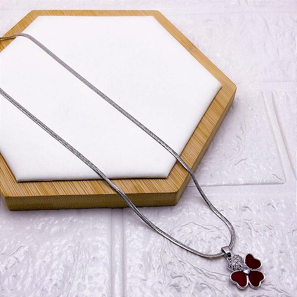 COLAR AÇO INOXIDÁVEL FITA 45CM PINGENTE BANHADO TREVO VERMELHO - PRATEADO