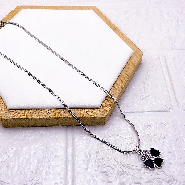 COLAR AÇO INOXIDÁVEL FITA 45CM PINGENTE BANHADO TREVO PRETO - PRATEADO