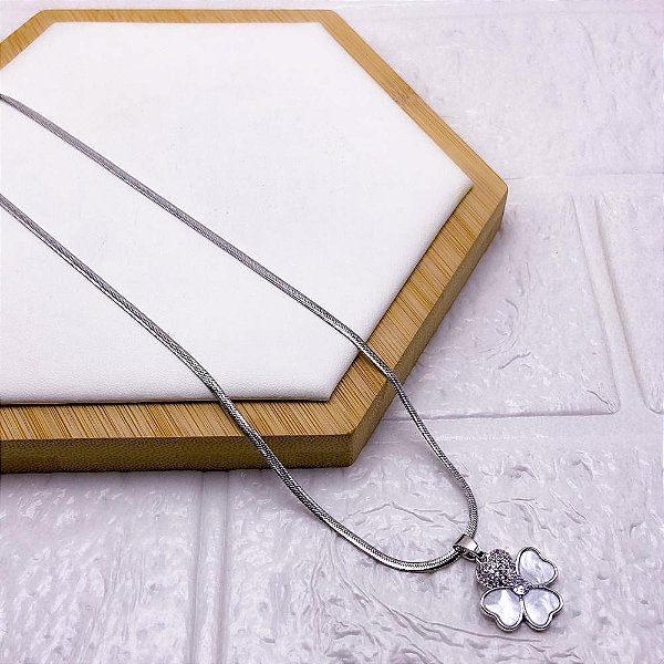 COLAR AÇO INOXIDÁVEL FITA 45CM PINGENTE BANHADO TREVO PEROLADO - PRATEADO