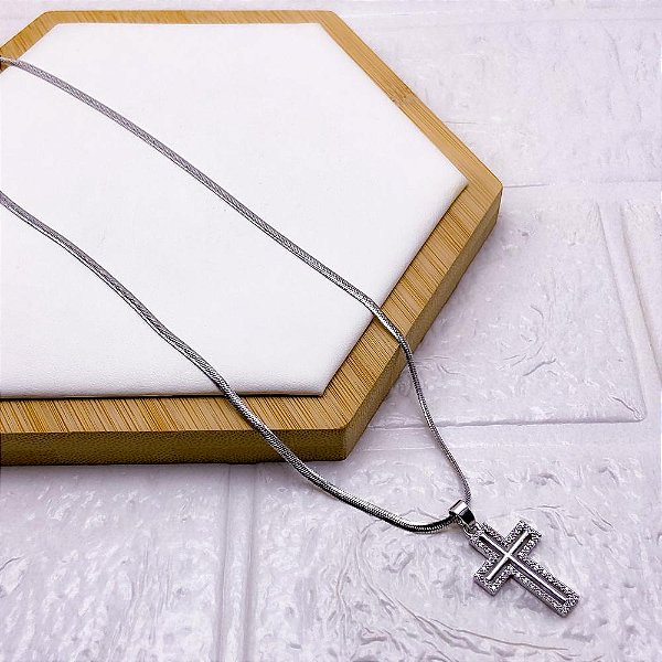 COLAR AÇO INOXIDÁVEL FITA 45CM PINGENTE BANHADO CRUCIFIXO - PRATEADO