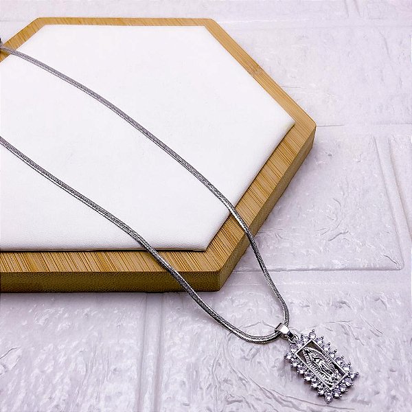 COLAR AÇO INOXIDÁVEL FITA 45CM PINGENTE BANHADO NOSSA SENHORA - PRATEADO