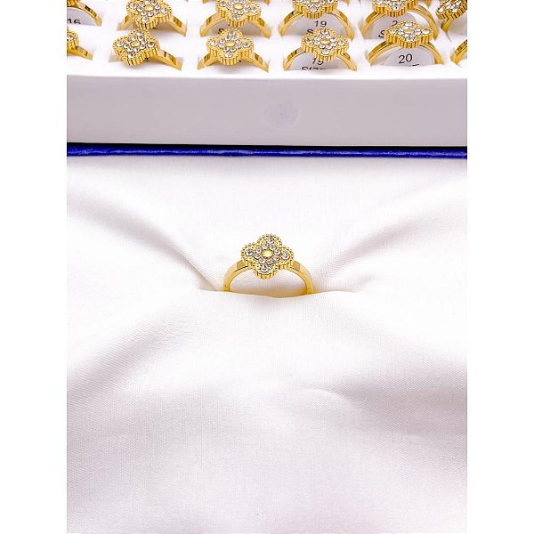 ANEL  AÇO INOXIDÁVEL TREVO CRAVEJADO PEDRA CRISTAL - DOURADO