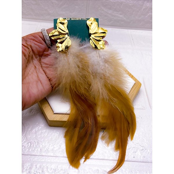 BRINCO AÇO INOX  MEIA FLOR PENA MARROM - DOURADO