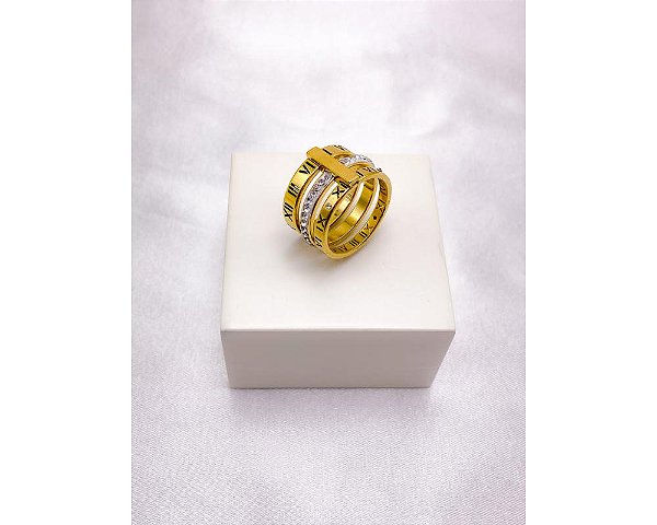 ANEL AÇO INOXIDÁVEL 3 FIOS CRAVEJADO PEDRA CRISTAL ALGARISMOS ROMANOS - DOURADO (UNIDADE)