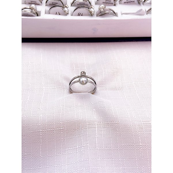 ANEL  AÇO INOXIDÁVEL CORAÇÃO PEROLADO E PEDRA CRISTAL - PRATEADO (UNIDADE)