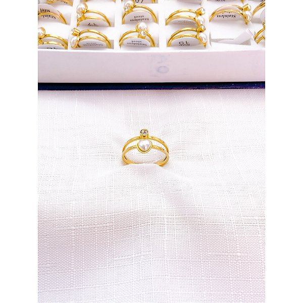 ANEL  AÇO INOXIDÁVEL CORAÇÃO PEROLADO E PEDRA CRISTAL - DOURADO (UNIDADE)